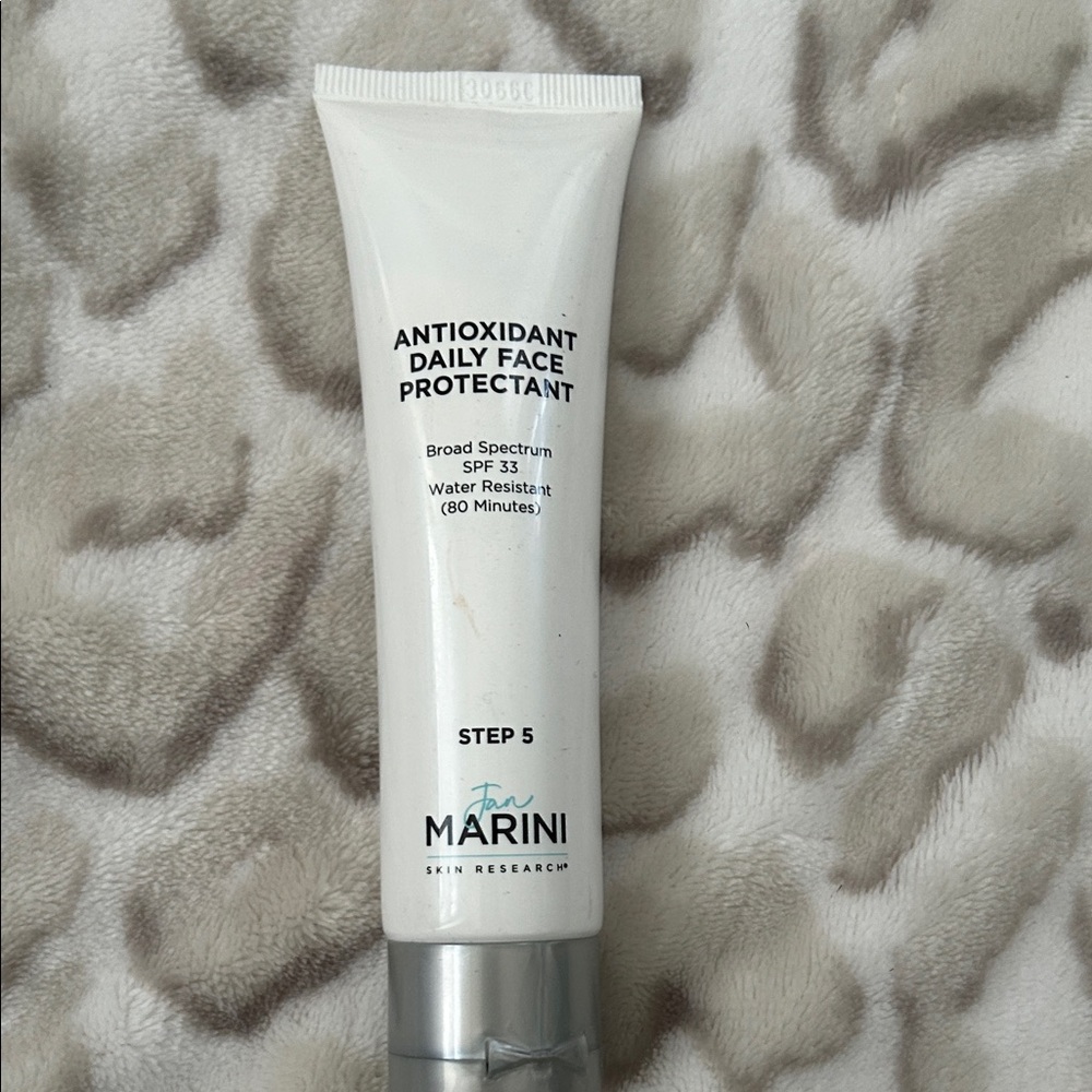 Antioxidant Daily Face Protectant SPF 33 - White